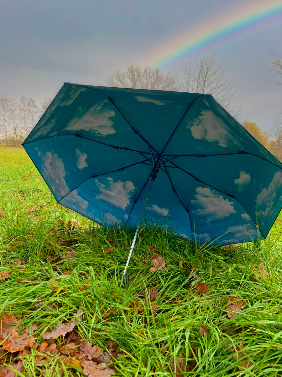 Regenschirm mit Wolkenmotiv