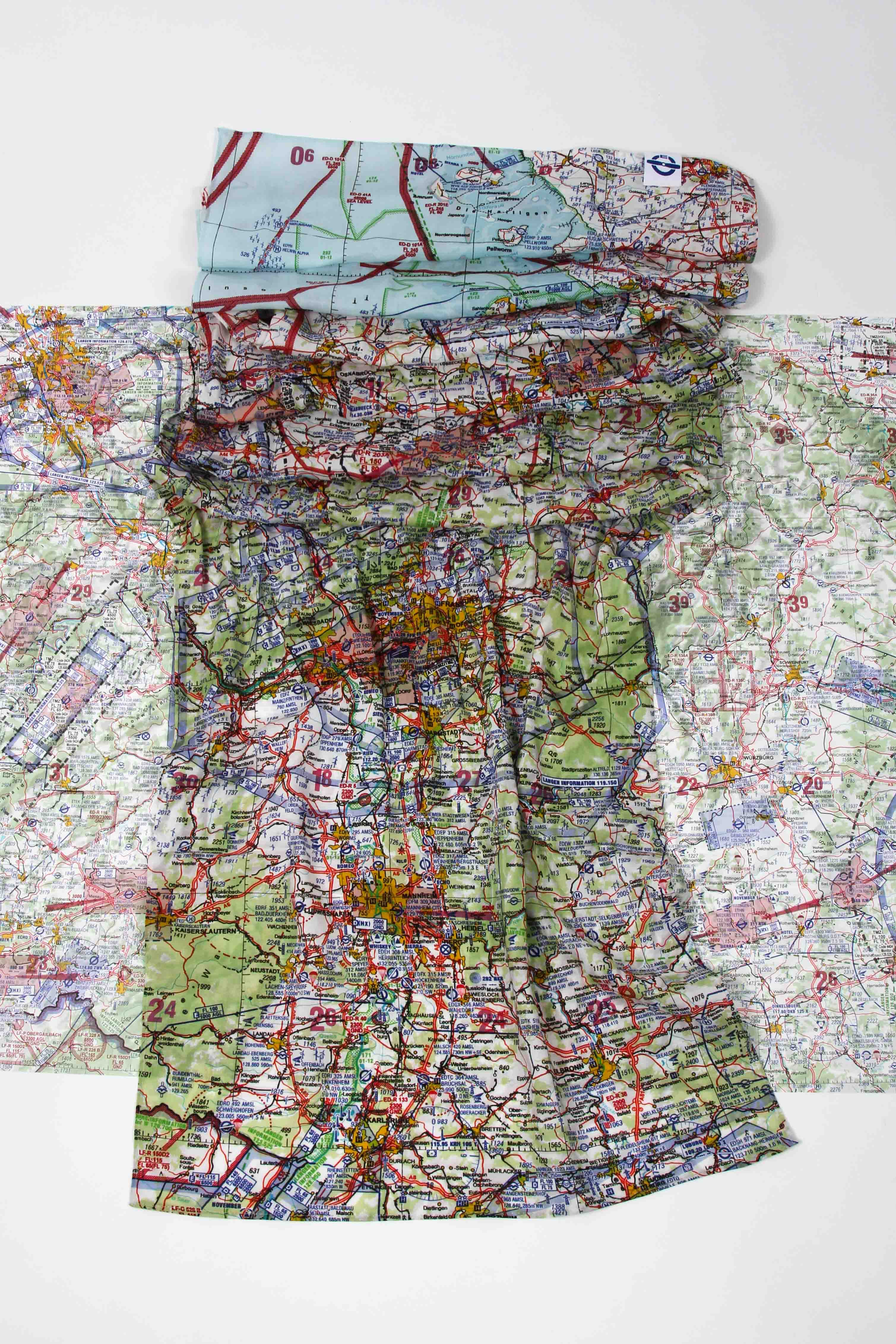 Schal mit ICAO-Kartenaufdruck