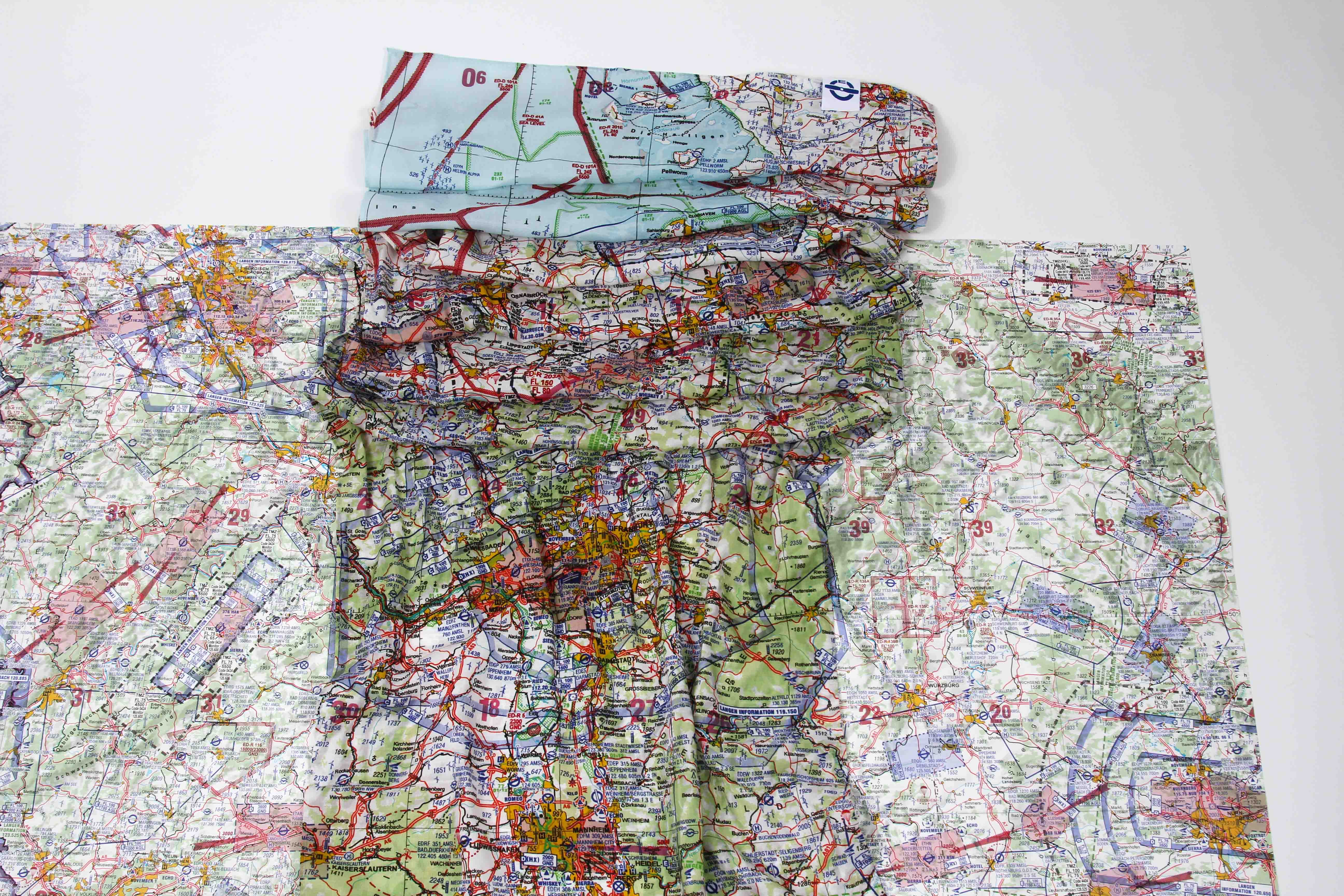 Schal mit ICAO-Kartenaufdruck