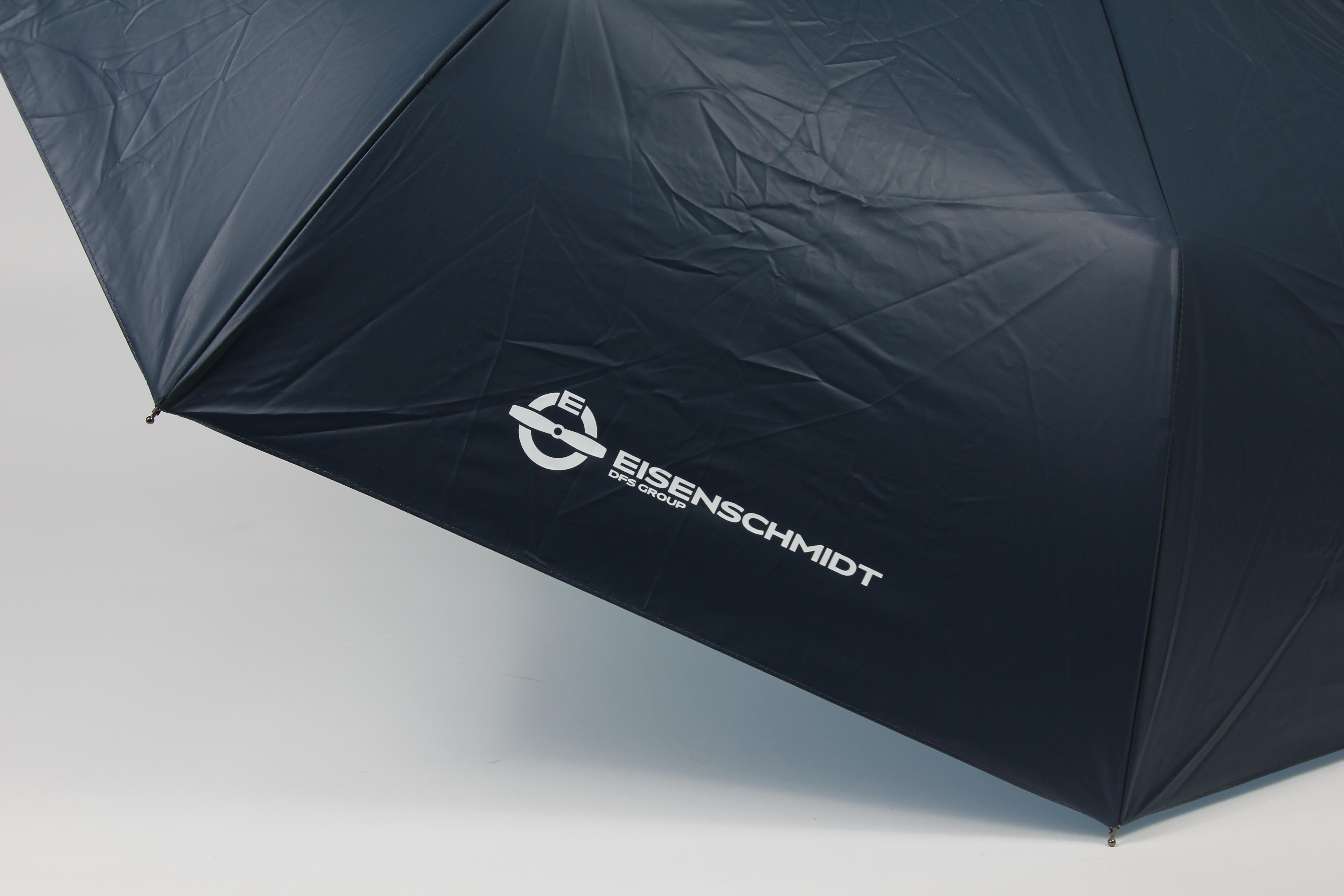 Regenschirm mit Wolkenmotiv