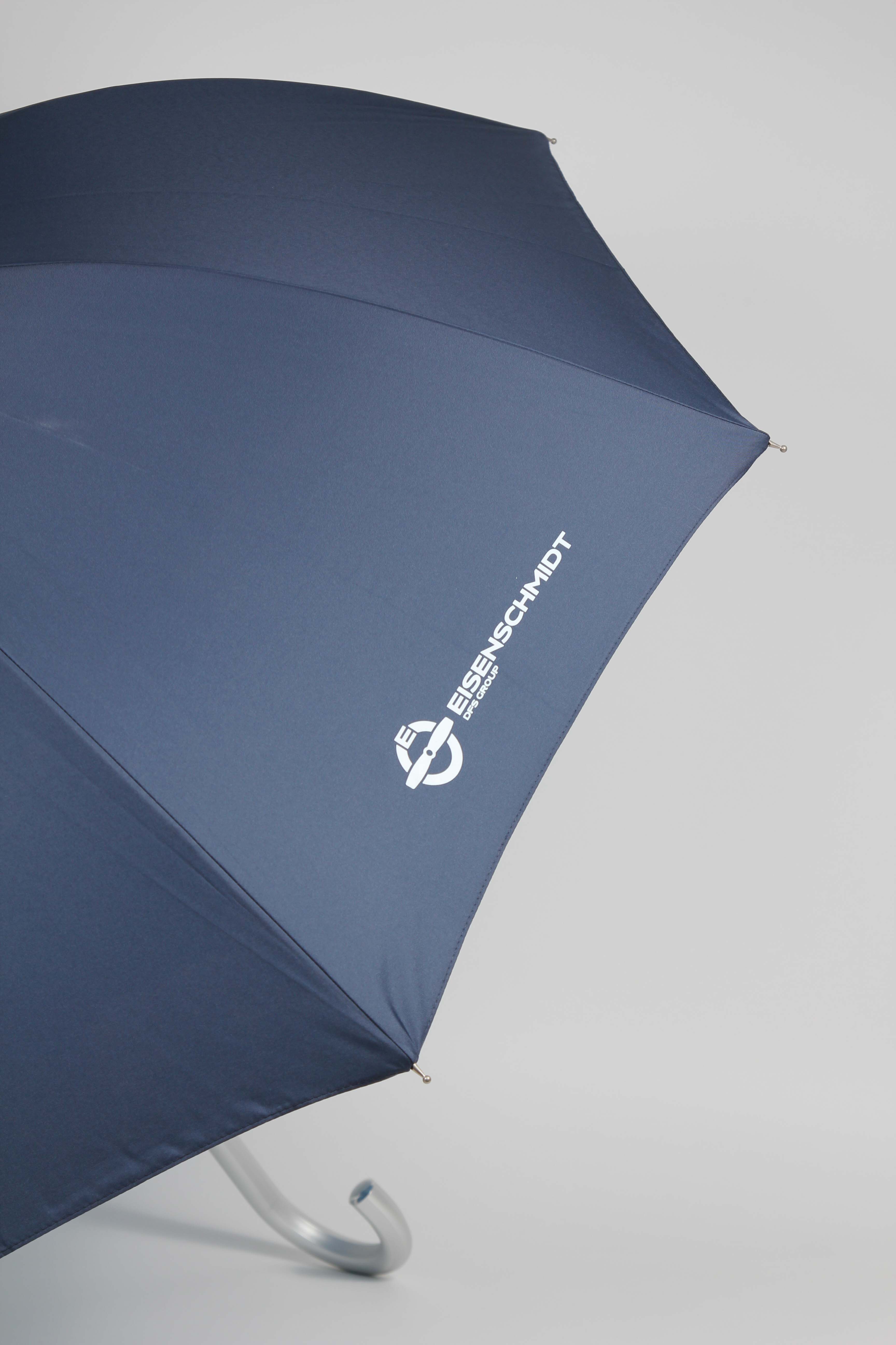 Regenschirm mit Wolkenmotiv