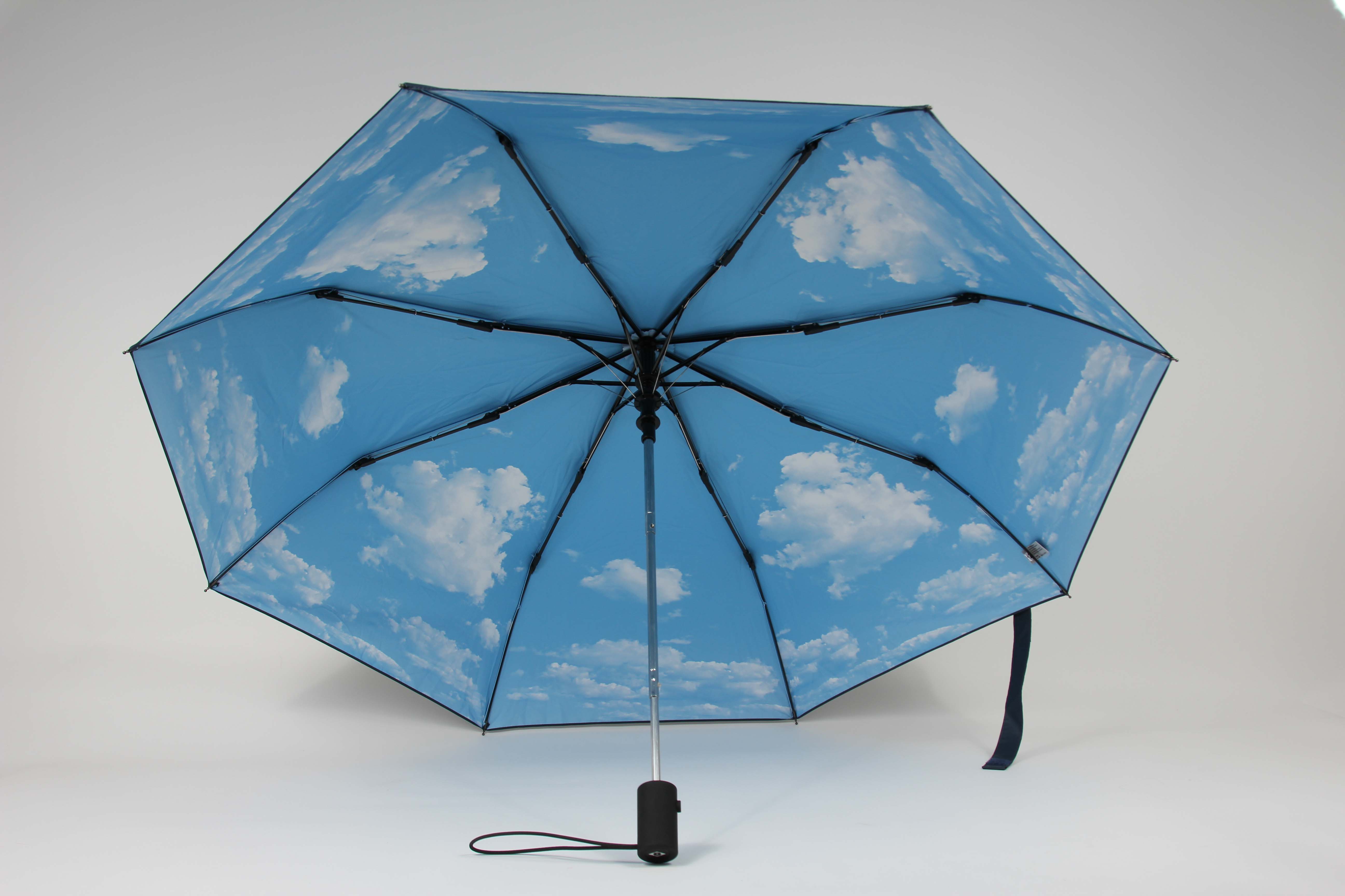 Regenschirm mit Wolkenmotiv