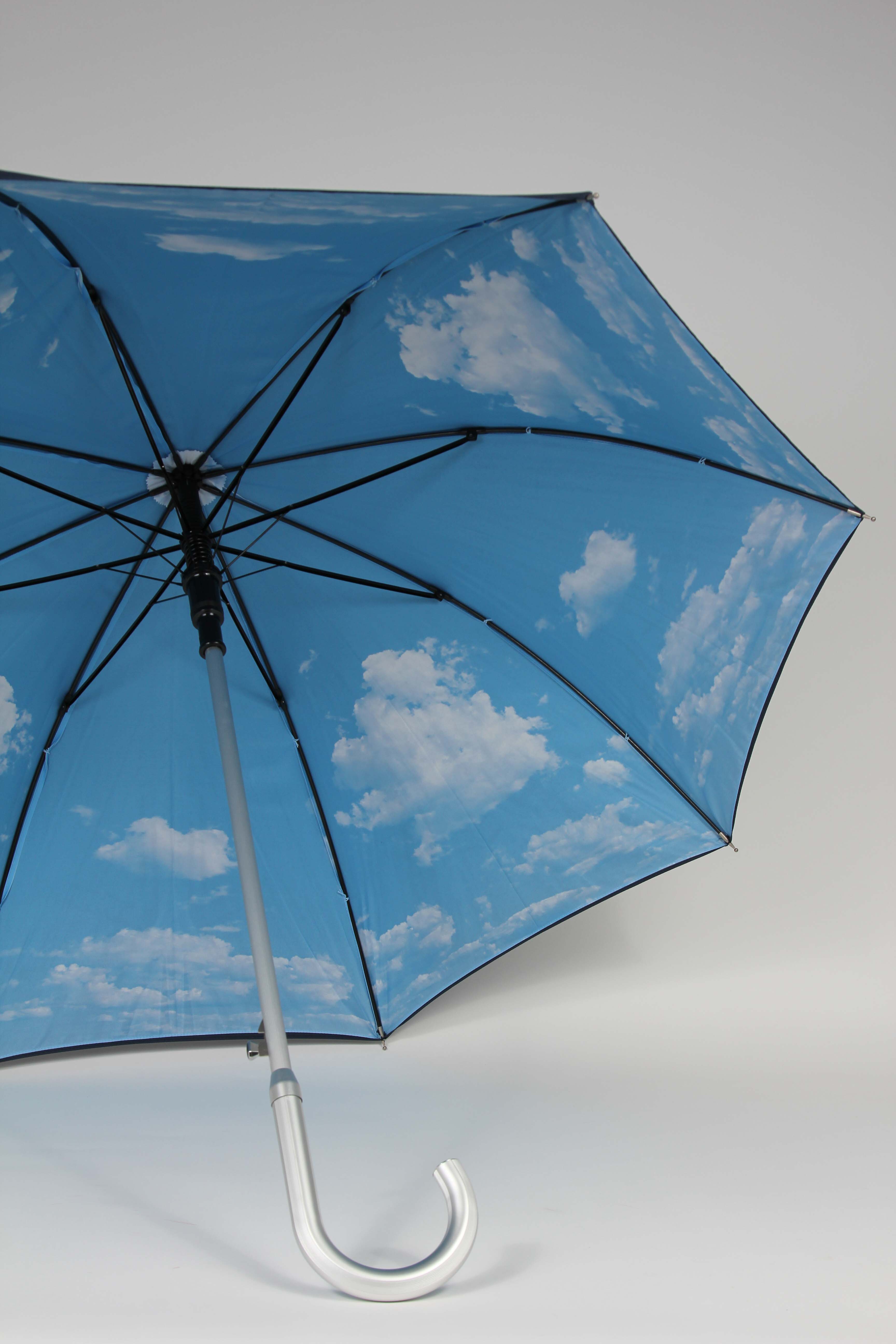 Regenschirm mit Wolkenmotiv