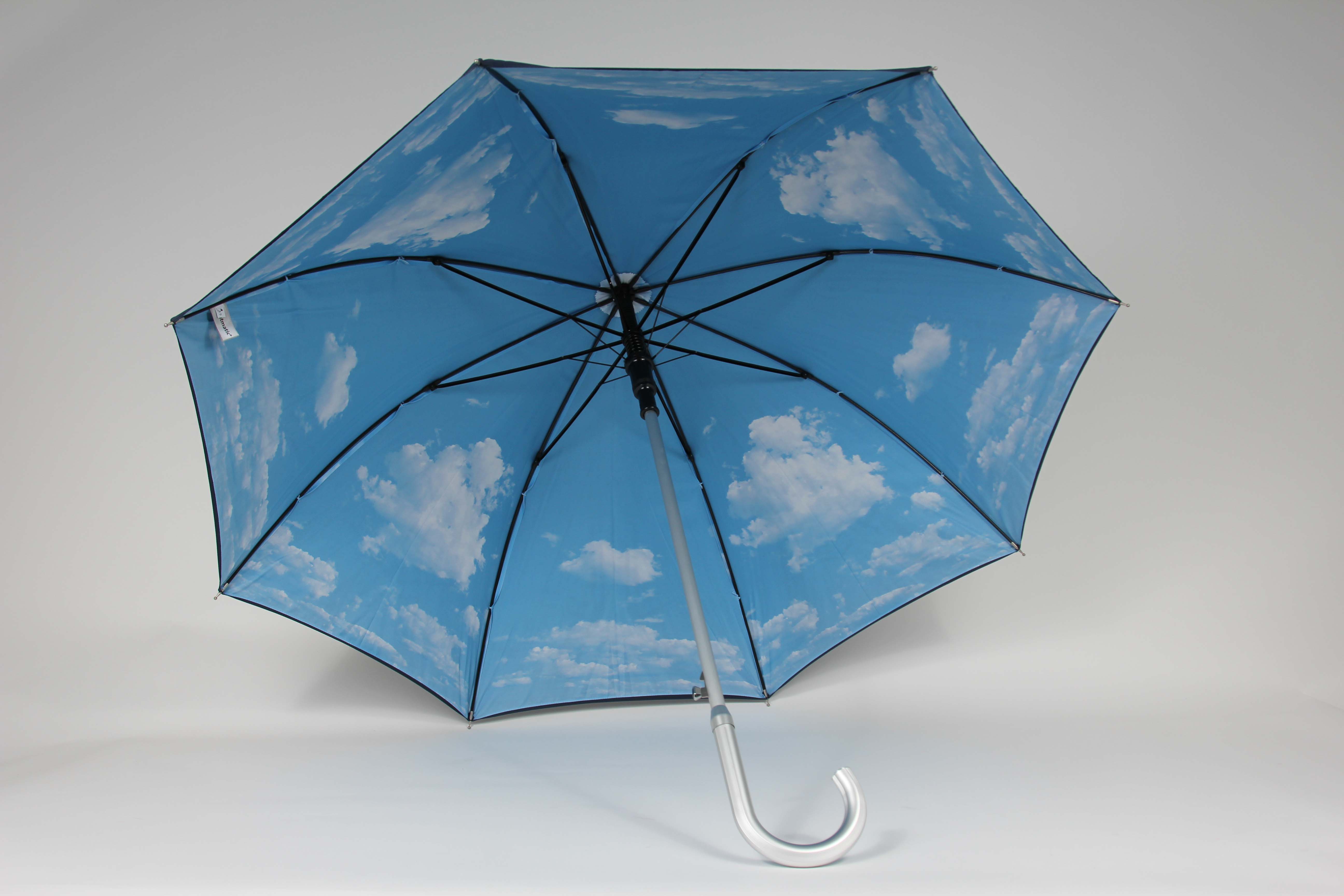 Regenschirm mit Wolkenmotiv