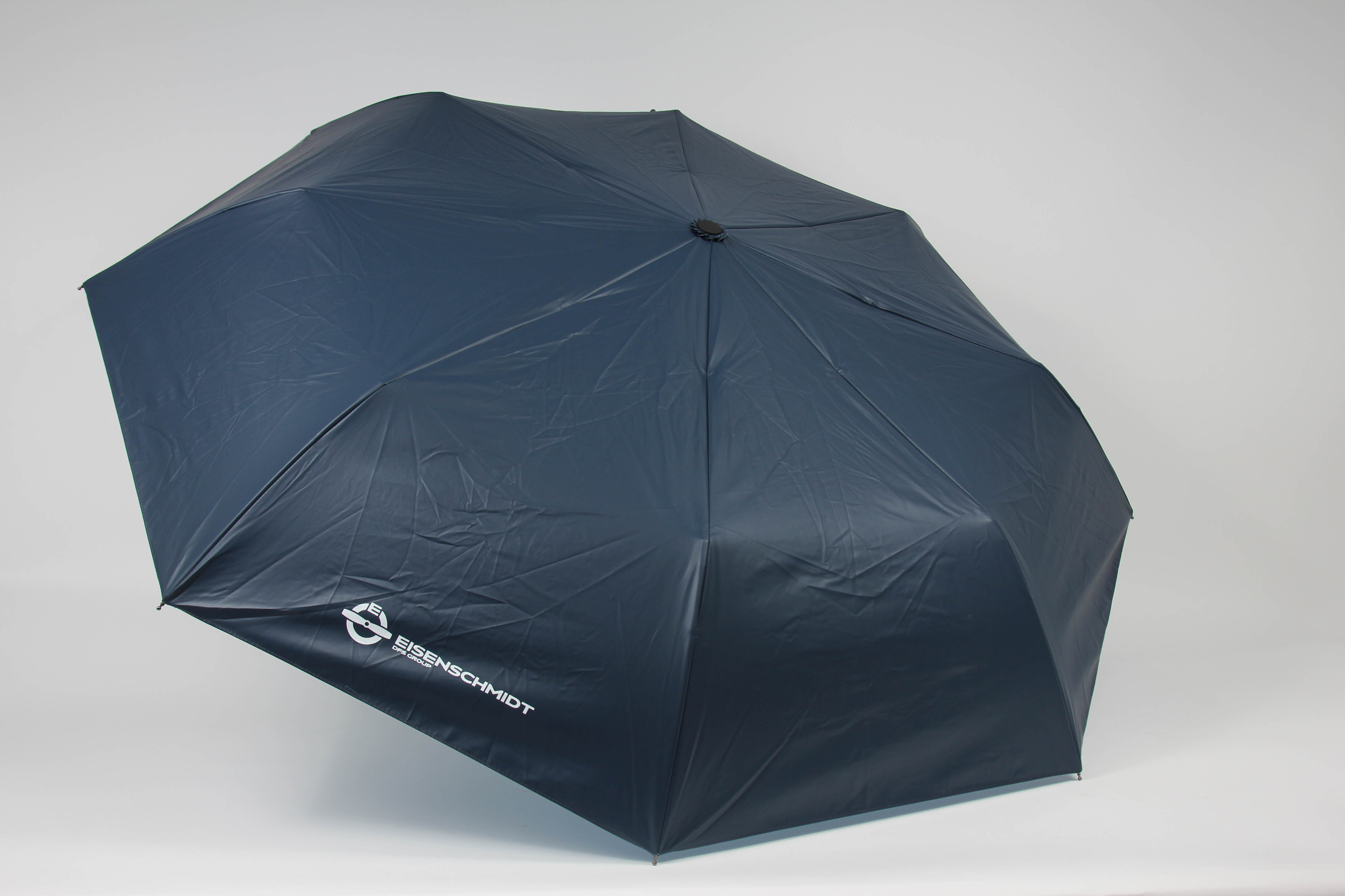 Regenschirm mit Wolkenmotiv