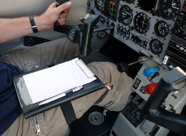 Pilot-Kniebrett, inklusive Aluminium-Klemmbrett Passend für iPad