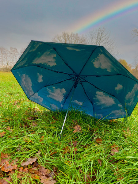 Schirm mit Wolkenmotiv